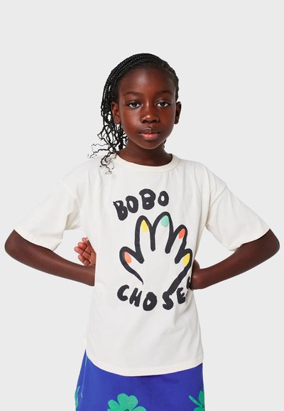 Krämfärgad bomulls t-shirt med en svart handgrafik med färgglada fingertoppar och texten "BOBO CHOSE". Korta ärmar.