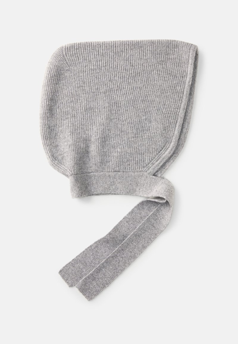 Gorro cinza tricotado com uma textura canelada, apresentando um design afunilado e longas fitas para um fecho seguro. Tecido macio com matizes sutis e fundidos.