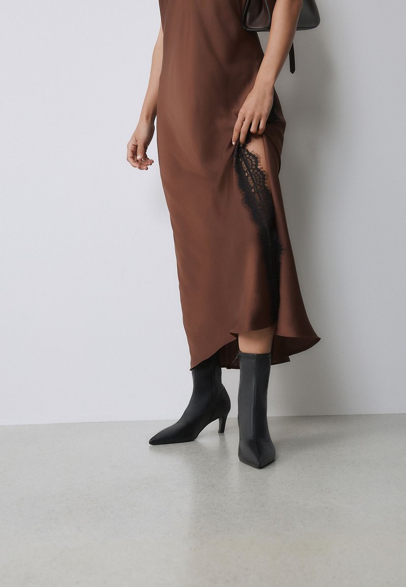 black boots brown dress Faherty Movement Linen 5 Pocket Pant in Charcoal main image 1