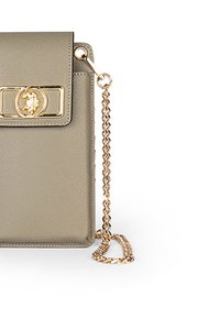 Grøn tekstureret læderhandbag med en guldmetalaccent og dekorativ kædestrop, der har en klaplukning.