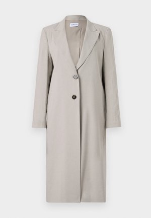 Lys beige lang blazer lavet af en linnedblanding, med en enkelt knaplukning, spidse slag og lange ærmer. Minimalistisk design.