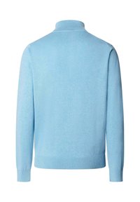 Jasnoniebieski sweter z długim rękawem z prążkowanymi mankietami, dołem i wysokim kołnierzem, widziany od tyłu na białym tle.