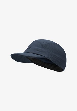 Cappellino blu con tessuto materico, con visiera corta e interno nero. Logo stampato sul davanti, progettato per utilità e comfort.