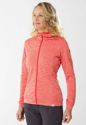 Chaqueta roja con textura y cremallera, con capucha, que cuenta con mangas largas y un pequeño logo cerca del dobladillo. Tejido ligero adecuado para superponer.