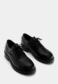 derbies pull and bear