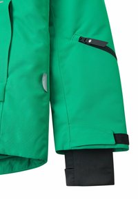 Grüne wasserdichte Jacke mit einer Reißverschlusstasche und schwarzen Bündchen. Das Material hat eine glatte Textur und verstellbare Eigenschaften.