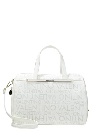 Biała torebka Valentino z perforowanym wzorem logo, podwójnymi uchwytami u góry, odpinanym paskiem na ramię oraz złotymi elementami ozdobnymi.