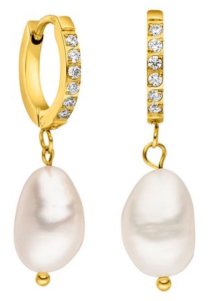 Boucles d'oreilles créoles en or avec six petites pierres claires chacune, avec une grande perle blanche de forme ovale suspendue à chaque anneau.