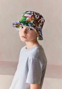 Next LICENSE BUCKET REGULAR FIT - Kalap - marvel