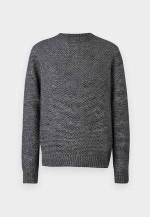 Szary sweter wykonany na drutach z fakturowanym wzorem, okrągłym dekoltem oraz ściągaczami na rękawach i u dołu. Prosty, casualowy design w jednolitym kolorze.