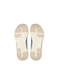 Încălțăminte sportivă de culoare albastră, cu un exterior texturat, talpa din cauciuc crem cu un model de grilă și întăriri pentru durabilitate.