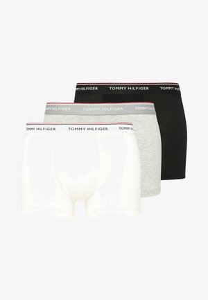 Drei Paare Herren-Boxershorts: eine weiße, eine hellgraue und eine schwarze, jeweils mit elastischem Bund und "TOMMY HILFIGER"-Branding in kontrastierenden Farben.