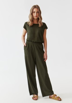 Olijfgroene top met korte mouwen en een comfortabele pasvorm, gecombineerd met olijfgroene losse broek met een elastische tailleband en zijzakken.