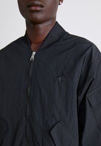 Jordan M J ESS STMT LTWT RNGD - Bomberjakke - black