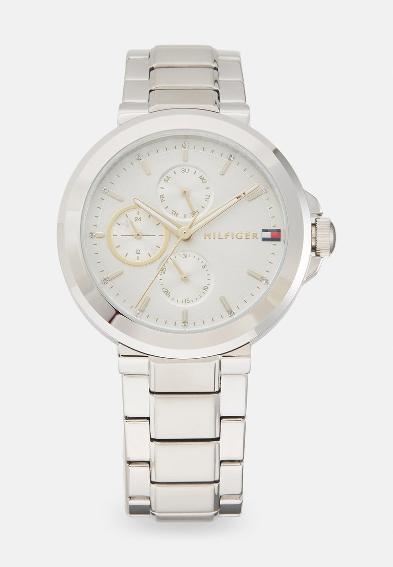 Montre en acier inoxydable argenté avec un cadran rond, un cadran gris clair, trois sous-cadrans, des index en cristal et un bracelet poli.