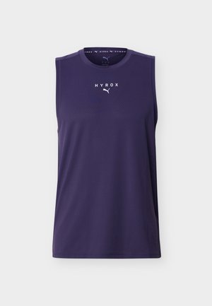 Ujjatlan sötétlila atlétikai trikó, melyen a mellkason "HYROX" felirat és Puma logó látható, könnyű, légáteresztő anyagból készült.