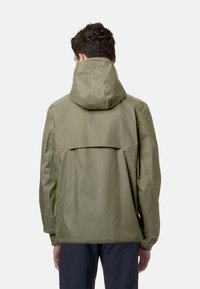 Giacca cappuccio verde oliva con design resistente all'acqua, dotata di una ventilazione posteriore, polsini elasticizzati e una silhouette rilassata.
