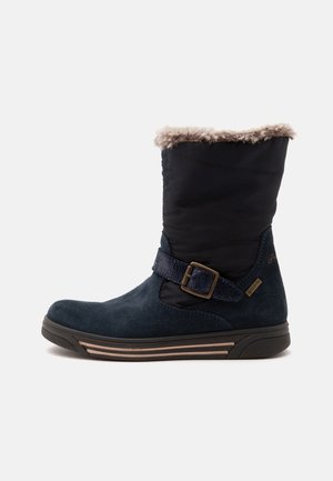 Donkerblauwe winterlaars met imitatiebont, verstelbare gespsluiting en rubberen zool, ontworpen voor koud weer.
