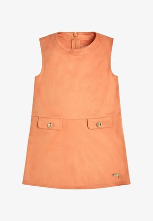 Vestido sin mangas de ante color durazno con escote redondo, dos bolsillos frontales con solapa y botones dorados, y una pequeña etiqueta metálica de la marca cerca del dobladillo.