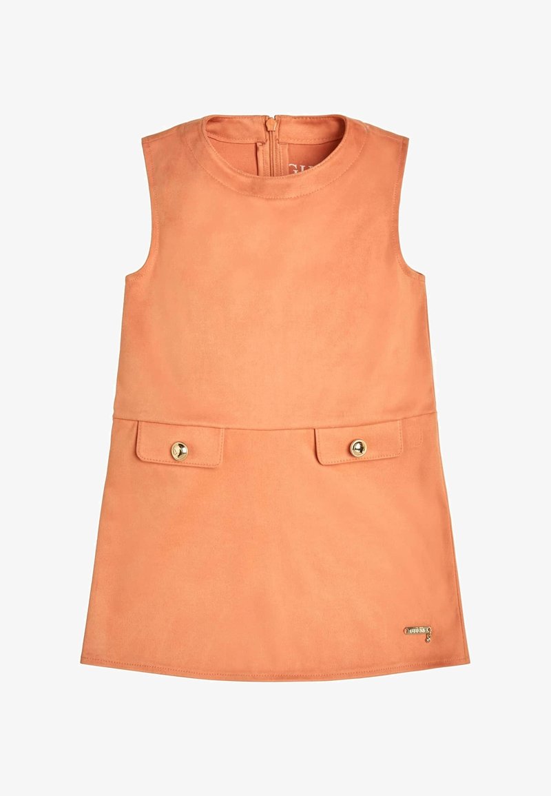 Robe sans manches en daim de couleur pêche avec encolure ronde, deux poches avant à rabat avec boutons dorés, et une petite étiquette de marque métallique près de l'ourlet.