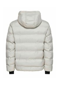 Hvid pufferjakke med vandret quiltning, lange ærmer, fastsat hætte og sorte indvendige ærmekanter vist bagfra.