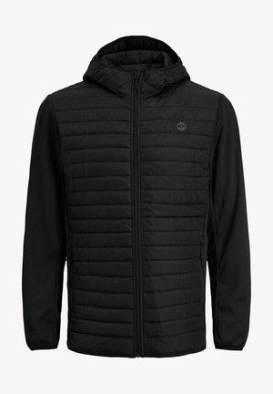 Svart jakke med quiltet front og glatte ermer. Inkluderer hette og glidelås. Laget av lett, isolert materiale.
