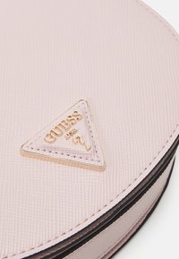 Guess GIZELE MINI SADDLE CROSSBODY - Torba preko tijela - light rose