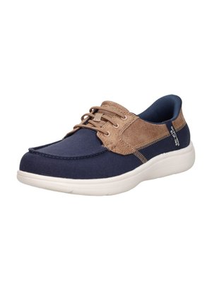 Marineblauwe en beige casual veter sneaker met witte zool, moc toe ontwerp en "Skechers Slip-Ins" label aan de zijkant.