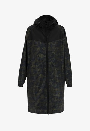Duga kišna jakna u crnoj i zelenoj camo uzorku, s prednjim zatvaračem, podesivom kapuljačom i elastik rukavima. Glatka tekstura.