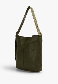Bolso de hombro de piel verde oliva con una correa con tachuelas, que presenta una textura suave, una abertura superior irregular y un sutil logo en el costado.