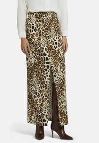 Jupe maxi en imprimé léopard dans un schéma de couleurs beige et marron, avec une fente avant, une taille haute et une texture de tissu lisse.