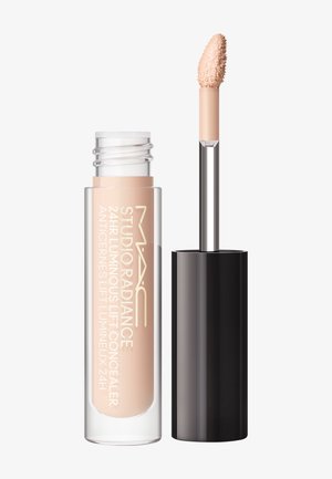 M.A.C Studio Radiance 24HR Luminous Lift Concealer met applicatorstaafje waarop licht beige crème zichtbaar is aan het uiteinde.