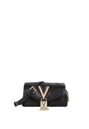 Borsa a mano in pelle nera con design pieghevole, dotata di una chiusura con logo V in oro e un accento a catena sul lato. Include una tracolla regolabile.