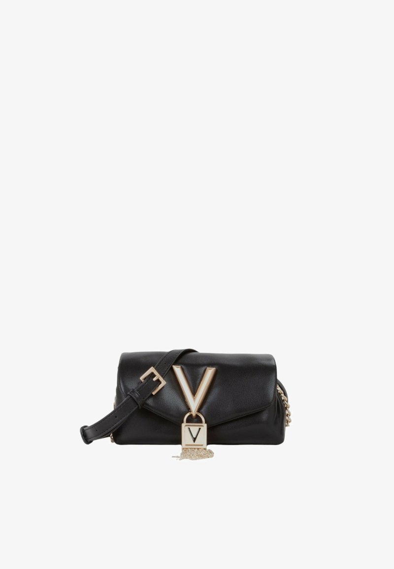 Borsa a mano in pelle nera con design pieghevole, dotata di una chiusura con logo V in oro e un accento a catena sul lato. Include una tracolla regolabile.