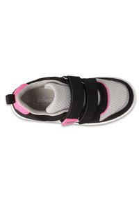 Czarne i szare buty sportowe z siateczkową cholewką, różowymi akcentami i dwoma zapięciami na rzep. Posiadają wyściełany kołnierz i gumową podeszwę.
