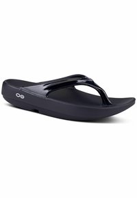 Musta flip-flop-sandaalit, joissa on kiiltävä hihnasuunnittelu, teksturoitu jalkapohja ja kevyt kaarituen muotoilu, tarjoten kevyen ja mukavan istuvuuden.