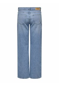 Jasnoniebieskie dżinsy o prostych nogawkach z dwoma tylnymi kieszeniami i brązową skórzaną naszywką marki na pasie.