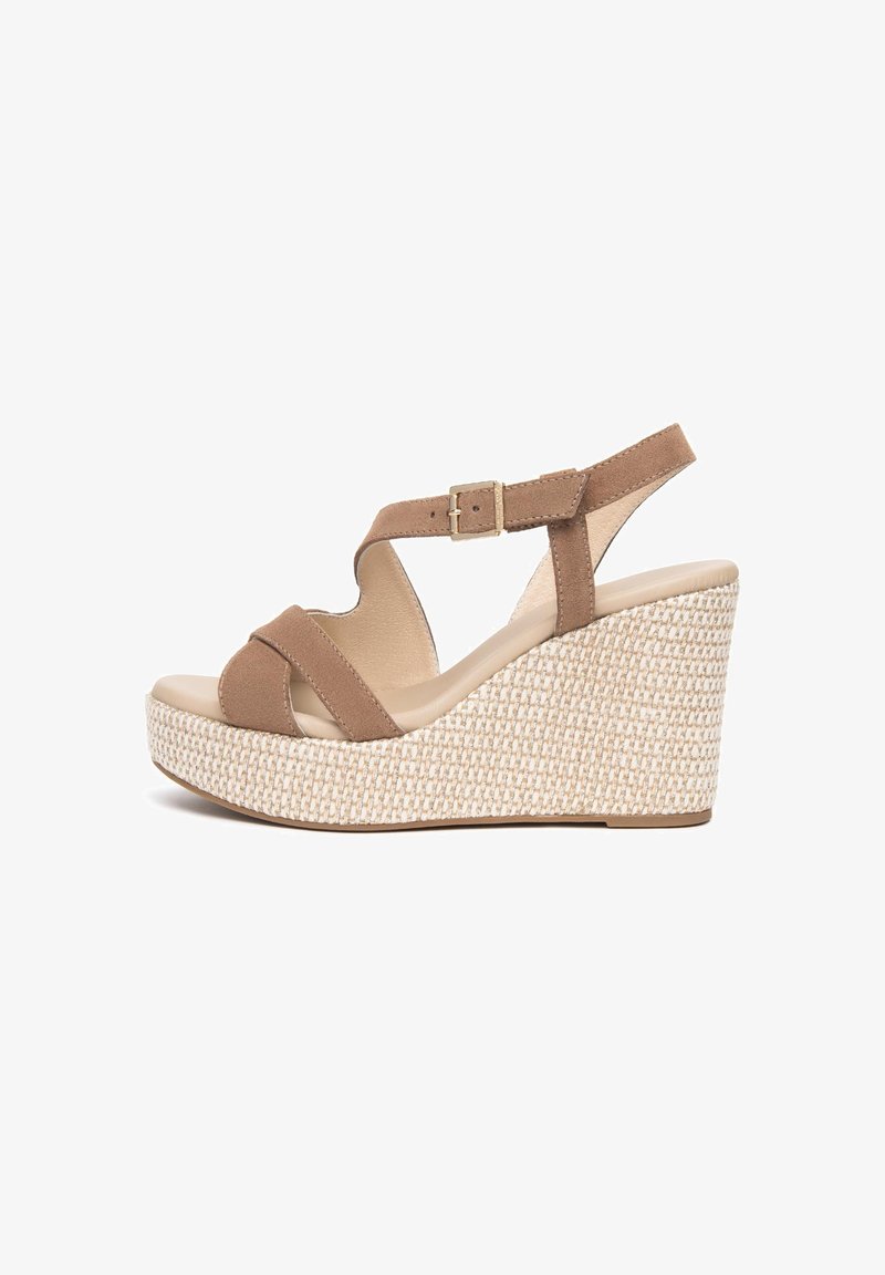 Sandale compensée beige avec semelle plateforme tissée, brides croisées en daim et fermeture à boucle à la cheville, vue de côté sur fond blanc.