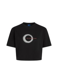 Melnā īsā krekla T-kreklā no kokvilnas, kas ir ar īsām piedurknēm. Centrā izvietots balts apļveida grafikas elements ar sarkano tekstu "KARL LAGERFELD JEANS."