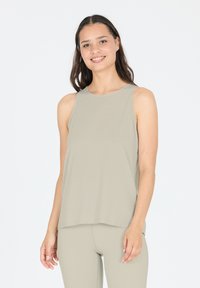 Top senza maniche grigio chiaro con scollatura rotonda. Realizzato in tessuto morbido, presenta una vestibilità rilassata e una texture liscia.