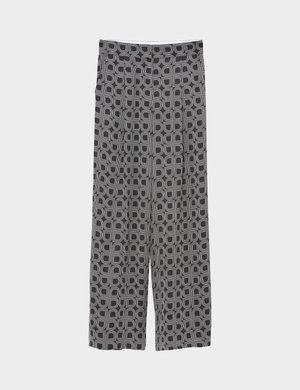 Platas legingu bikses ar melnbaltu ģeometrisku rakstu, kurā ir izliekta kvadrātu forma, attēlotas plakani uz gaiša fona.