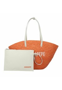 Bolso de tote de paja tejida en color naranja con asas de cuero blanco. Incluye un estuche de tela crema extraíble, que presenta un logo en naranja.