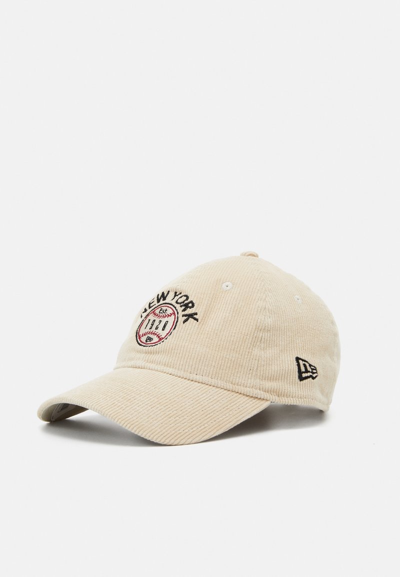 Casquette de baseball en velours beige avec "New York Est. 1930" et broderie baseball sur le devant, logo noir sur le côté, visière incurvée.