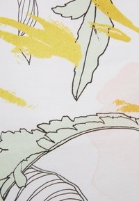 Tissu à fond blanc avec des motifs abstraits en jaune, vert clair et rose, représentant des feuilles et des lignes courbes.