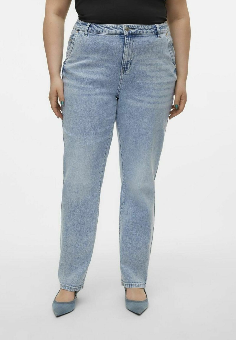 Ljusblå, raka jeans i denim. Har hög midja, fem fickor och en lätt urtvättad finish. Bärs med blå spetsiga klackar.