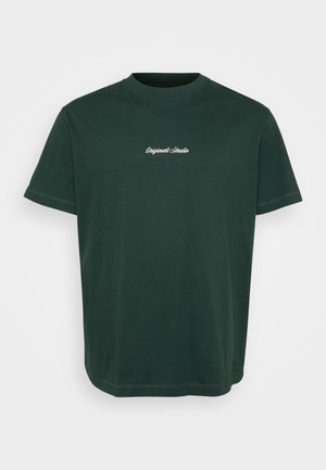 Mørkegrønn kortermet T-skjorte med rund hals og hvit, cursiv «Originals Studio» tekst sentrert på brystet.