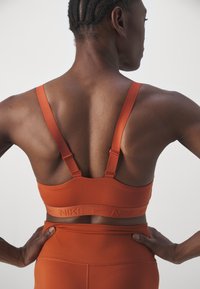 Nike Performance INDY BRA - Sportski grudnjak sa srednje jakom potporom - burnt sunrise