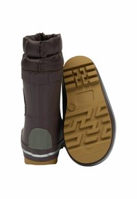 Waterdichte bruine laars met een gestructureerde rubberen zool, zachte bovenrand en een grijze accentpatch. Heeft een geribbelde buitenzool voor grip.