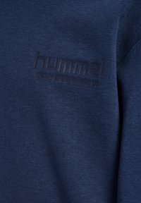 Navyblauwe sweatshirt gemaakt van zachte, gestructureerde stof met een verhoogd, zwart logo "hummel SPORTSWEAR" op de borst.