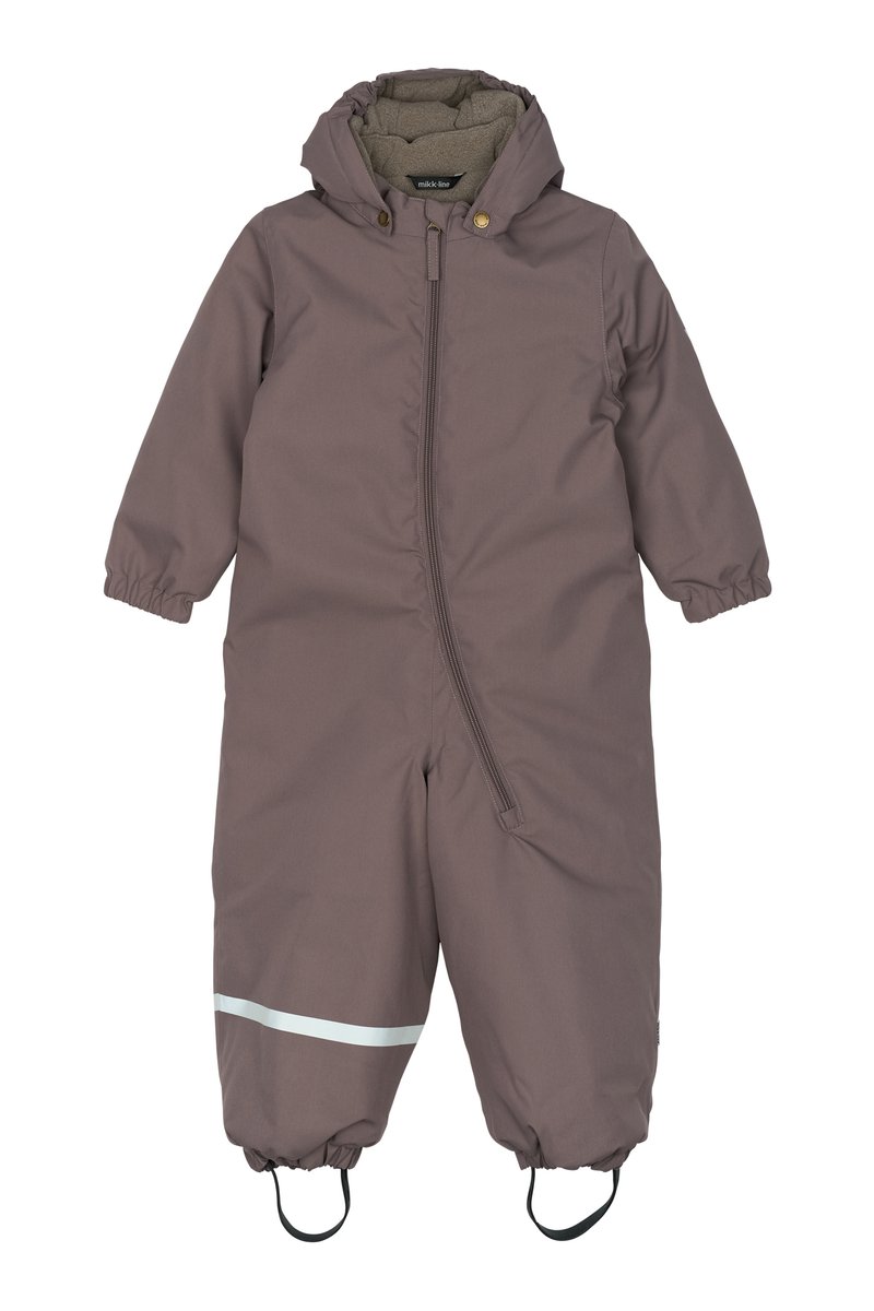 Combinaison de neige une pièce étanche marron avec capuche. Comprend une fermeture éclair frontale, des poignets élastiques et une bande réfléchissante sur chaque jambe.